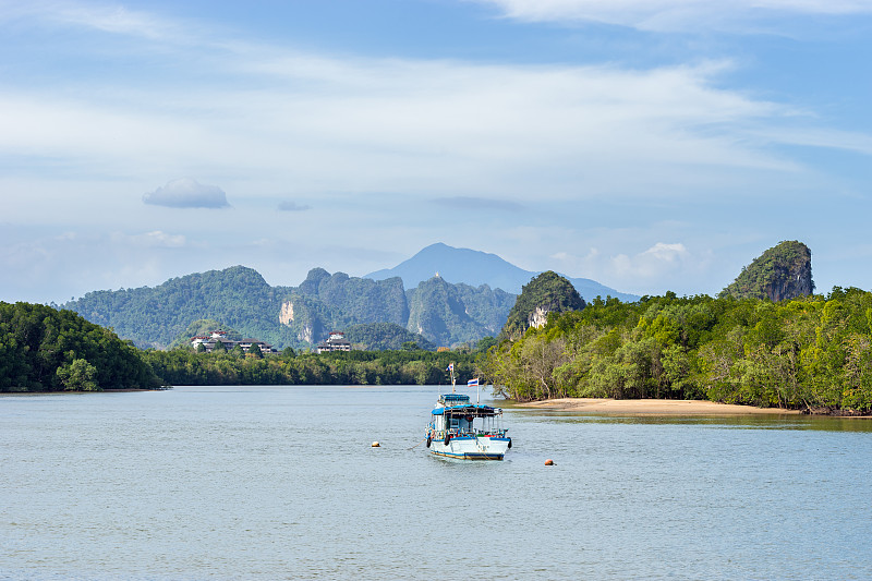 Khao Khanab Nam河上一艘当地船只的景观