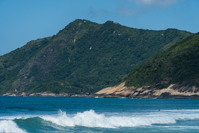 巴西里约热内卢Barra da Tijuca附近的Grumari海滩。阳光明媚，天蓝蓝的，水清浪小。