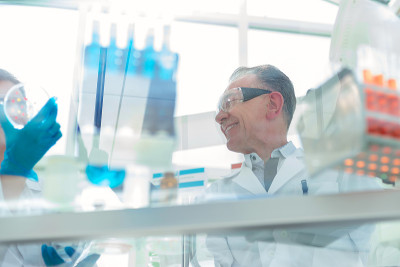 科学实验室测试新疫苗的雇员
