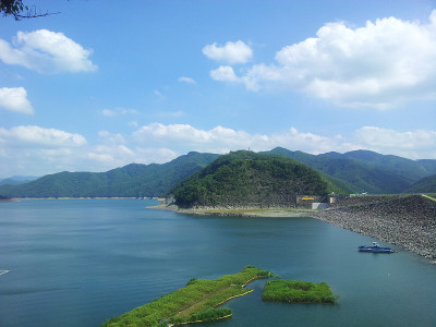 美丽的海景在郁郁葱葱的青山之间