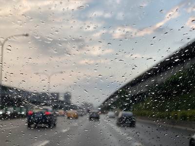 雨点落在车窗上
