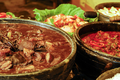 用木头炉子煮的Feijoada，配米饭和法罗法