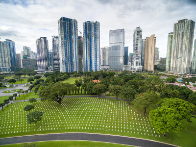马尼拉美国人公墓和纪念馆。位于Fort Bonifacio，塔圭市，大马尼拉。它是二战期间阵亡美军人