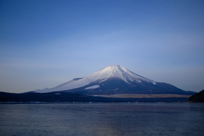 冬日黎明时分的富士山