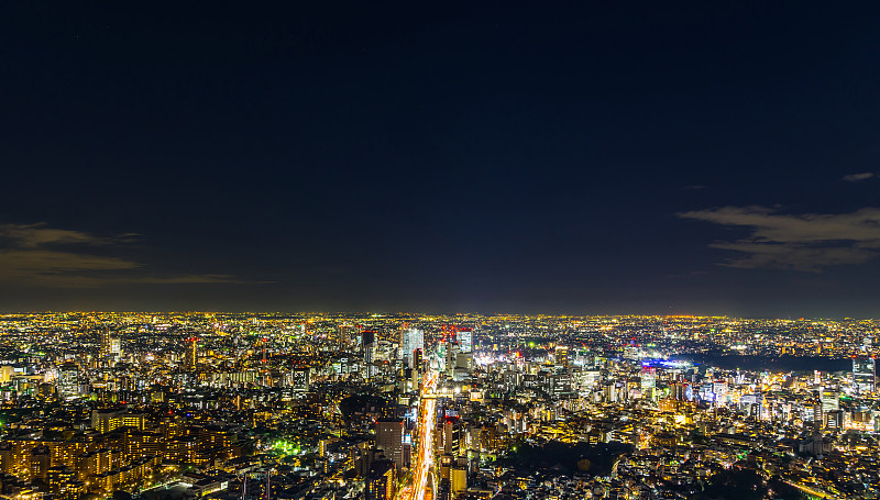 涩谷，新宿和东京高速公路的全景现代城市天际线