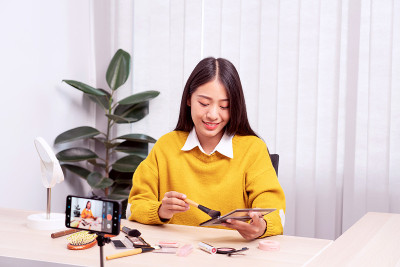 亚洲女性在家通过互联网向社交网络展示美容化妆品并直播视频，以美容博客为理念