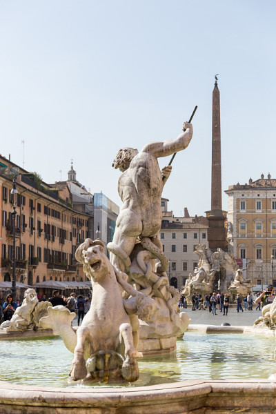 4月24日，在意大利罗马纳沃纳广场，海王星喷泉(意大利语:Fontana del Nettuno)落