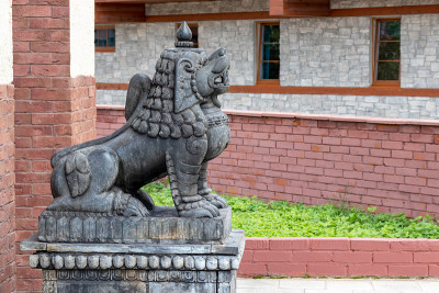 传统的石狮守护寺在民族中心附近，临摹空间