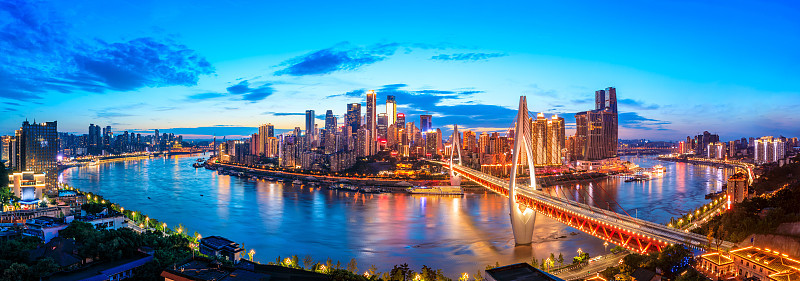 重庆的夜城建筑景观和彩灯