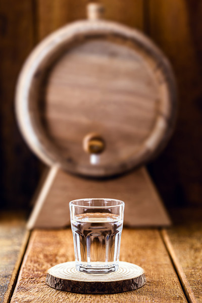 高质量的蒸馏酒精。巴西银cachaça，称为pinga，伏特加，白朗姆酒，利口酒，纯饮料，Poití