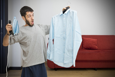 单身男人害怕熨烫衣服