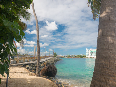 在一个美丽的夏天在康达多海滩，波多黎各圣胡安的伟大的海景