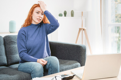 健忘的女人肖像在网上后悔了一些事