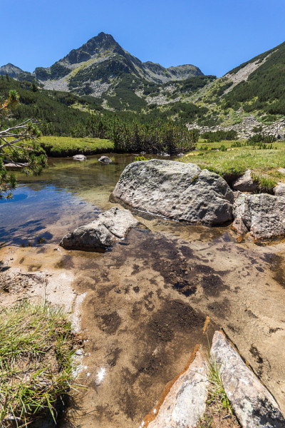 保加利亚皮林山Valyavitsa河和Valyavishki chukar峰的夏季景观