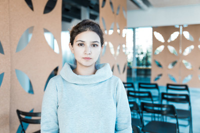 严肃的女学生在礼堂摆姿势