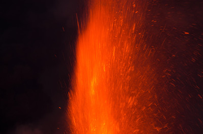 火山爆发冲突。