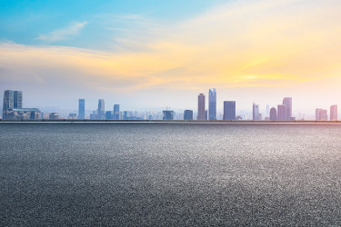 日落的城市景观和空旷的重庆柏油路