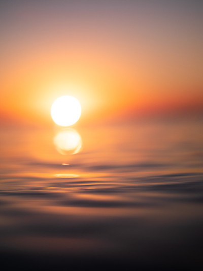 水面上的落日