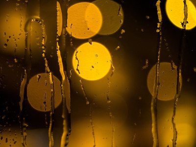 夜雨落在窗玻璃上
