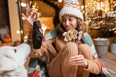 独自庆祝新年的女人