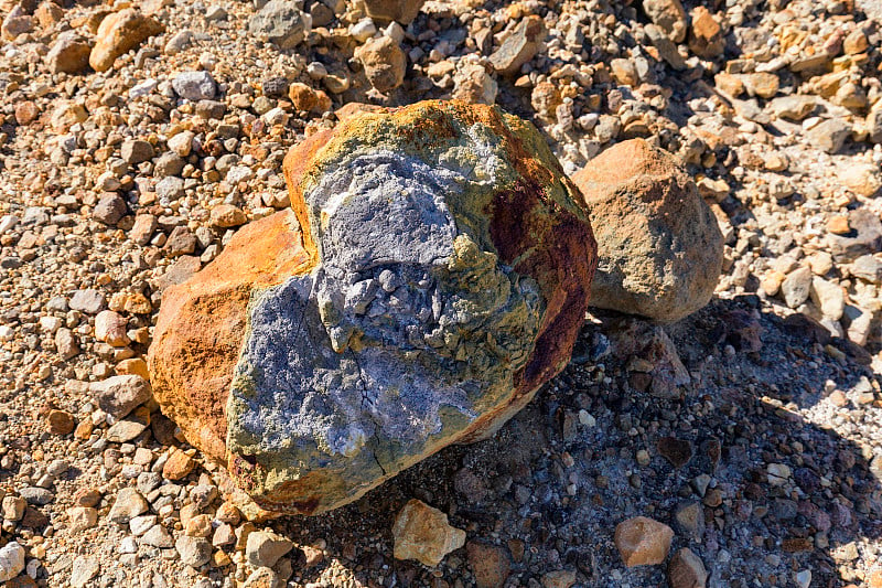 来自埃贡山顶的新鲜的彩色火山岩