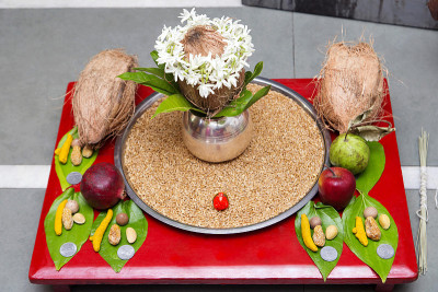 Kalash Poojan。在你搬进你的家居用品之前，一旦你拥有了你的房子。
