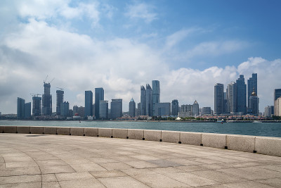 青岛美丽海岸线和城市建筑景观天际线