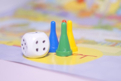 棋盘游戏的筹码和骰子的特写。