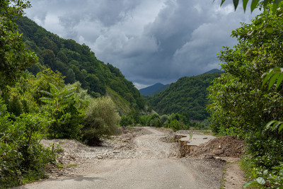 路在山河的石床上