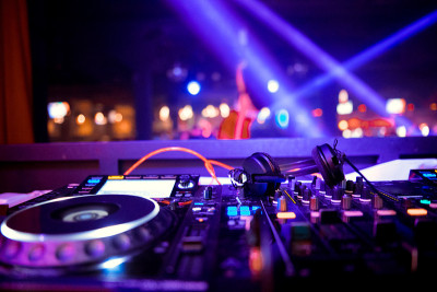 DJ在灯光背景下播放音乐