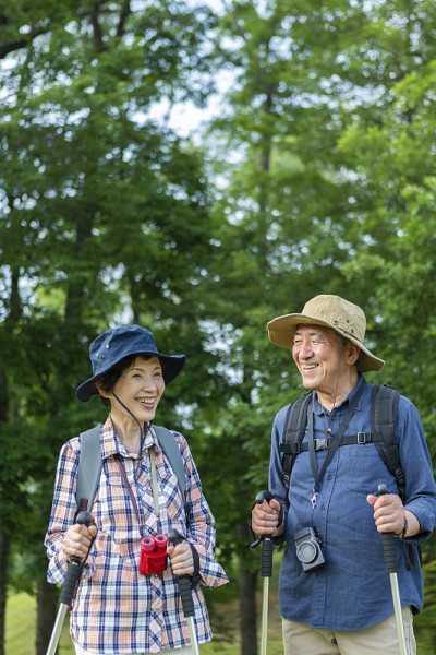 高级夫妇徒步旅行