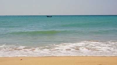 美丽的海滨和双体船
