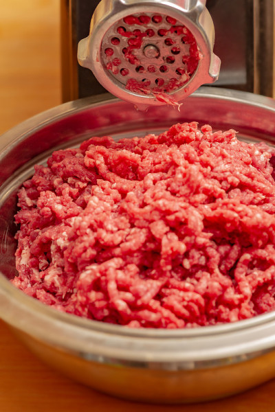 肉和绞肉机靠近。肉糜和绞肉机。晚饭时做的碎肉片