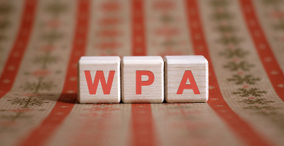 WPA - Wi-Fi保护访问-金融业务概念。彩色桌子上的木立方体。