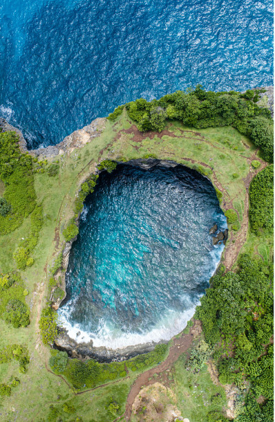 从无人机鸟瞰美丽的海浪在破碎的海滩努萨Penida巴厘岛