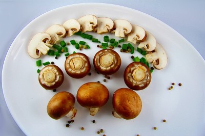香槟酒，棕色蘑菇，双孢菇，放在白色盘子里