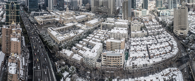 降雪后的上海城市景观和摩天大楼鸟瞰图