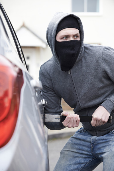 蒙面人用撬棍撬车