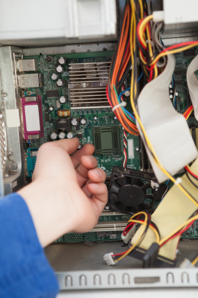 计算机工程师在处理坏掉的cpu