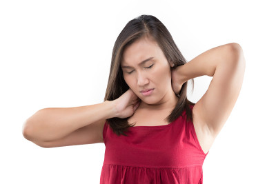 女人背部和颈部疼痛，背部疼痛