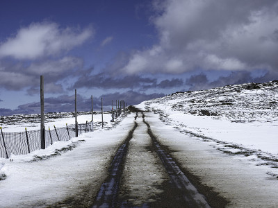 积雪覆盖的泥泞泥路
