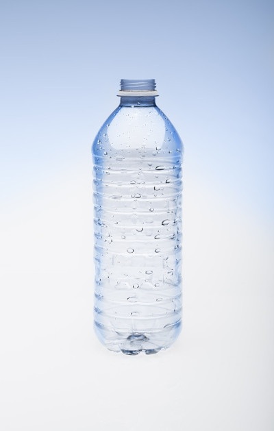 空的水瓶没有盖子。