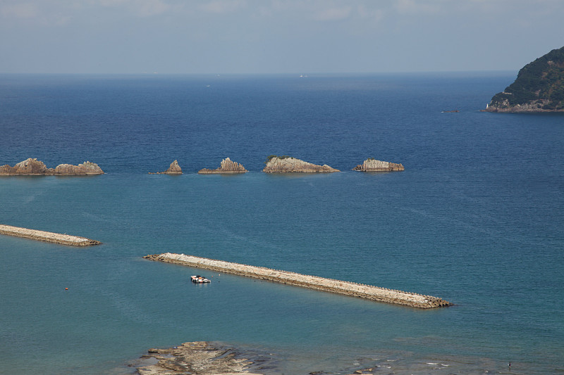 日本和歌山蓝海上著名的岩石