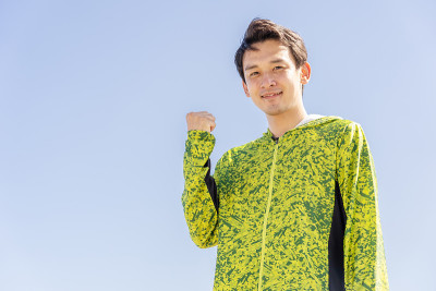 蓝天下的运动型亚洲男人