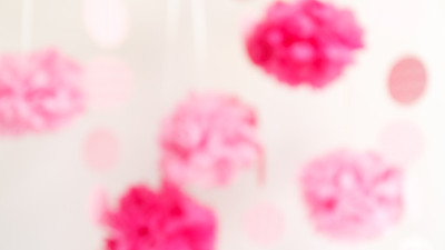 女孩宝宝派对上的纸花。宝宝送礼会庆祝概念