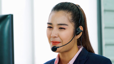 商务人员戴着耳机在办公室工作