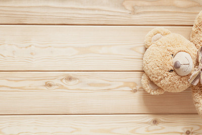 孩子们在房间的地板上玩具泰迪熊。topv视图。平躺