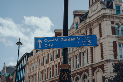 英国伦敦，通往考文特花园和城市的自行车路线标志。