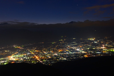 长野大堤的高视角夜景