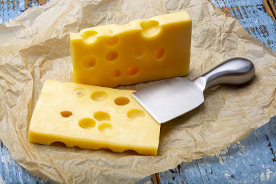 两块法国emmental半硬奶酪